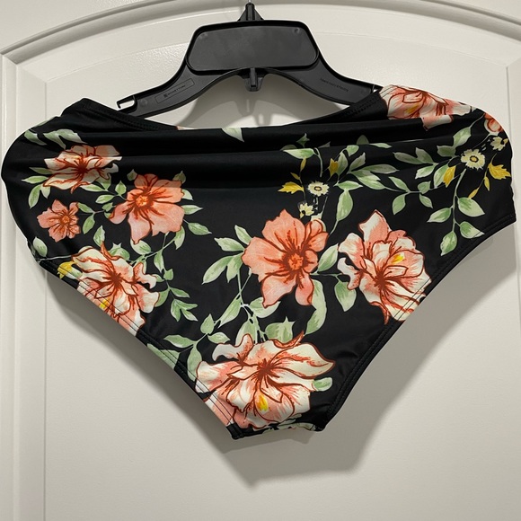 Women’s Size Medium Two-Piece, Bathing Suit - Picture 3 of 8